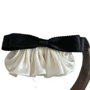 Barrette à cheveux style ballerine avec nœud en satin noir et bordure crème volantée