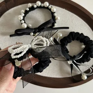 Set di tre elastici neri eleganti con fiocchi di raso e perle finte di lusso