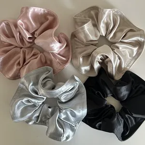 Set di quattro elastici in raso lucido nei colori rosa, champagne, argento e nero seta