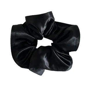 Elegante elastico per capelli in raso nero lucido con design a pieghe di alta qualità