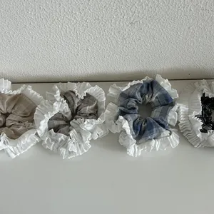 Quattro elastici per capelli a scacchi con volant in kaki, blu e nero per acconciature