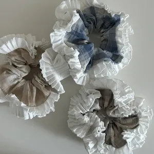 Tre elastici per capelli scozzesi retrò con bordo in pizzo plissettato bianco in blu e marrone