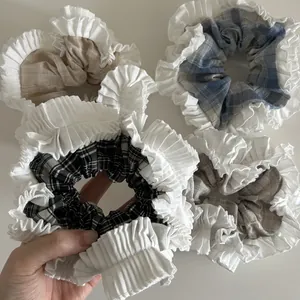 Set di quattro elastici per capelli a quadretti con bordi in pizzo bianco plissettato