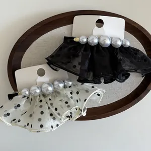Détail de pinces à cheveux en tulle à pois avec perles blanches élégantes en dégradé