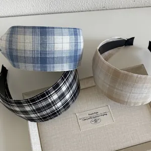 Serre-têtes larges à carreaux bleus et noirs de style coréen sur boîte à bijoux