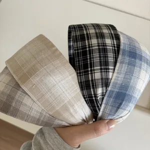 Détail montrant la texture en lin naturel et le tissu épais de divers serre-têtes larges