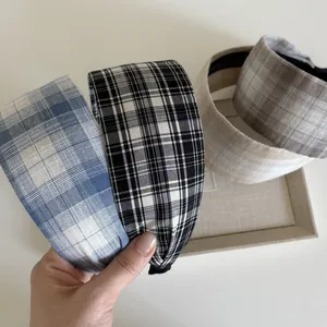 Lot de quatre serre-têtes larges à carreaux bleus et neutres pour un style rétro chic
