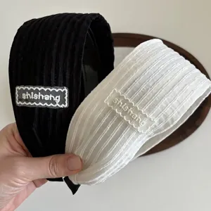 Détail du serre-tête large plissé en dentelle avec broderie shishang en noir et blanc