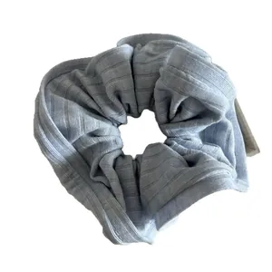 Chouchou en tricot bleu ciel doux avec tissu côtelé élastique et design minimaliste