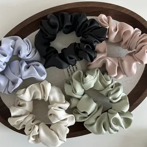 Set de 5 coleteros de satén elegantes en colores suaves para peinado de cabello de mujer