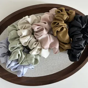 Set de seis gomas de pelo de satén de seda en morado, verde, blanco, rosa, marrón y negro