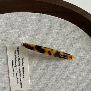 Détail d'une barrette en acétate écaille de tortue avec gravure dorée élégante