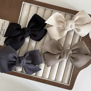 Set di quattro fermagli per capelli a fiocco in raso nero, beige, grigio e marrone scuro