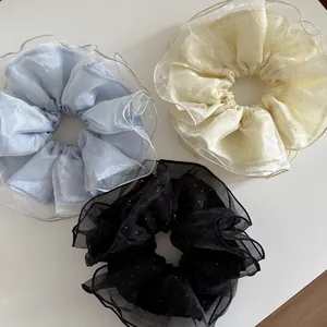 Chouchous oversize en organza bleu, blanc et noir avec paillettes argentées et bord ondulé