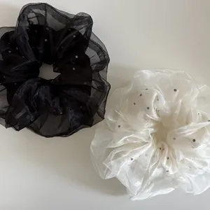 Détail de la texture des chouchous en organza à pois noirs et blancs