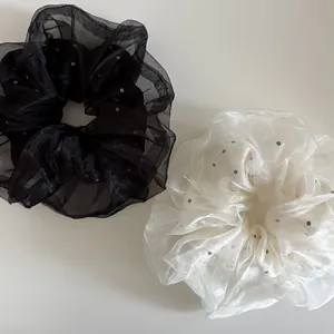 Chouchous élégants en organza à pois noirs et beige avec texture en maille transparente