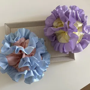 Elastici per capelli oversize blu e viola con bordi ondulati in vassoio decorativo