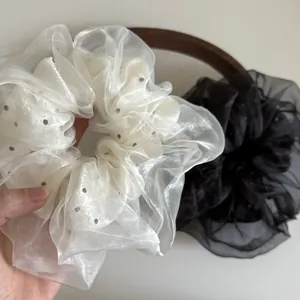 Chouchous élégants en organza à pois blancs et noirs avec une texture vaporeuse