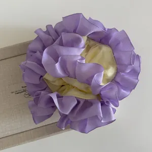 Elastico per capelli a balze lavanda con bordo in nastro plissettato color crema