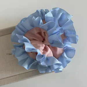 Elastico per capelli bicolore blu e rosa plissettato con tessuto a costine e volant