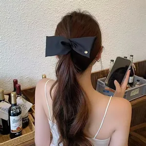Eleganter großer schwarzer Satin-Schleifen-Haarclip mit goldenem Detail am Pferdeschwanz