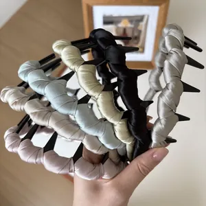 Détail de serre-têtes en satin torsadé avec mini pinces en plusieurs couleurs