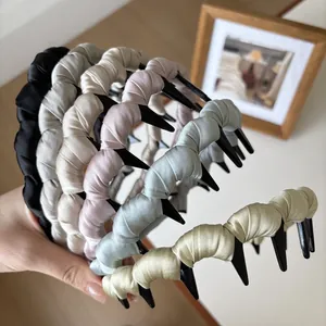 Détail de serre-têtes tissés en satin avec dents antidérapantes en cinq couleurs