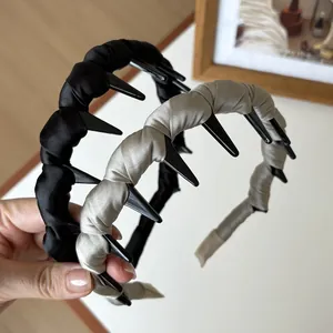 Détail d'un serre-tête en satin antidérapant avec peigne intérieur noir et doré