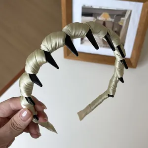 Détail d'un serre-tête en satin avec dents en plastique pour coiffage antidérapant