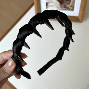 Serre-tête plissé en satin noir élégant avec pointes punk pour un style haut de crâne