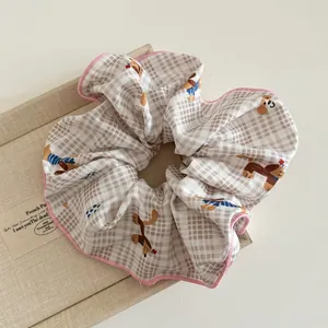 Detalle de coletero con estampado de dachshund y bordes festoneados en rosa
