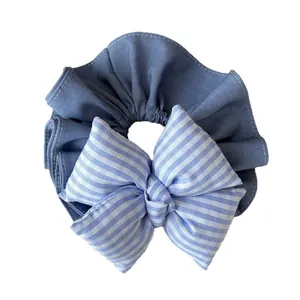 Elastico per capelli in tessuto blu con grande fiocco a scacchi per acconciature eleganti