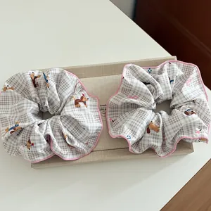 Dos coleteros con estampado de perro salchicha y bordes festoneados rosa en caja beige