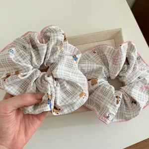 Set de dos coleteros con estampado de perros, bordes ondulados rosas y patrón de cuadros