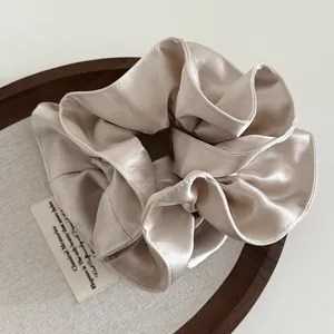 Eleganter champagner-goldener Satin-Haargummi mit großem, doppeltem Faltendesign