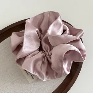 Eleganter großer Satin-Haargummi in Lotusrosa mit hochwertiger plissierter Seidentextur
