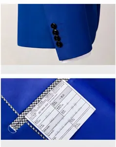Detail van blauwe pakmouw met vier knopen en binnenzak met geruite voering