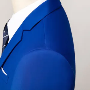 Slim fit koningsblauw herenkostuum met fijne kepertextuur en klassieke reverskraag