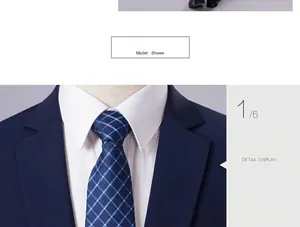 Detailopname van de revers van een donkerblauw colbert met een rood-blauw geruite das
