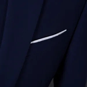 Slim fit donkerblauw herenkostuum detail met witte contrasterende zakbies