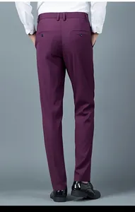 Ανδρικό μοβ παντελόνι slim fit με λεπτομέρεια στην πίσω τσέπη και κλείσιμο με κουμπί