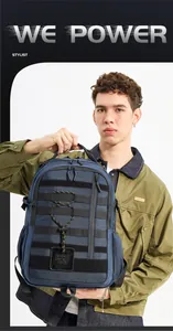 Details des dunkelblauen taktischen Rucksacks mit gelbem Kordelzug und Gurtbandsystem