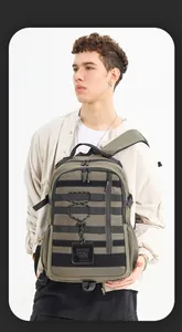 Detailansicht eines militärgrünen taktischen Rucksacks mit Gurten und Gurtbandsystem
