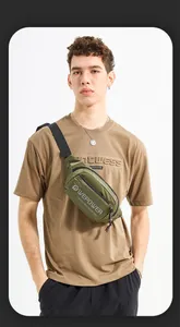 Olivgrüne strapazierfähige Nylon Brusttasche für Herren mit WEPOWER Logo und Reißverschluss