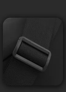 Detail des verstellbaren schwarzen Nylongurts und der Plastikschnalle am Sport-Gürteltasche