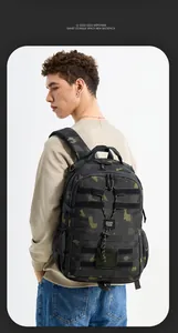 Detail eines Tarnrucksacks mit taktischem Web-System und intelligenten Staufächern