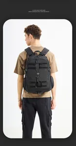 Taktischer schwarzer Rucksack mit MOLLE-System und intelligentem Stauraum am Modell