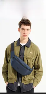 Détails du tissu bleu marine et de la fermeture éclair étanche sur ce sac de poitrine pour hommes