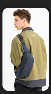 Détail d'un sac de poitrine bleu marine pour homme avec bandoulière réglable sur mannequin