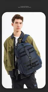 Details des blauen taktischen Rucksacks mit MOLLE-System und elastischen Kordeln